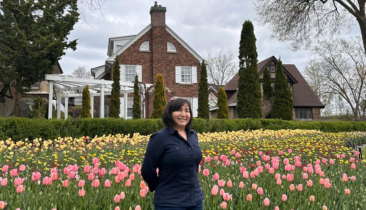 La mujer femenina no se asocia con la chismosa.